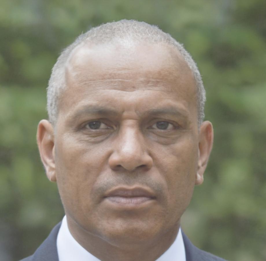 Retrato profesional de instructor financiero