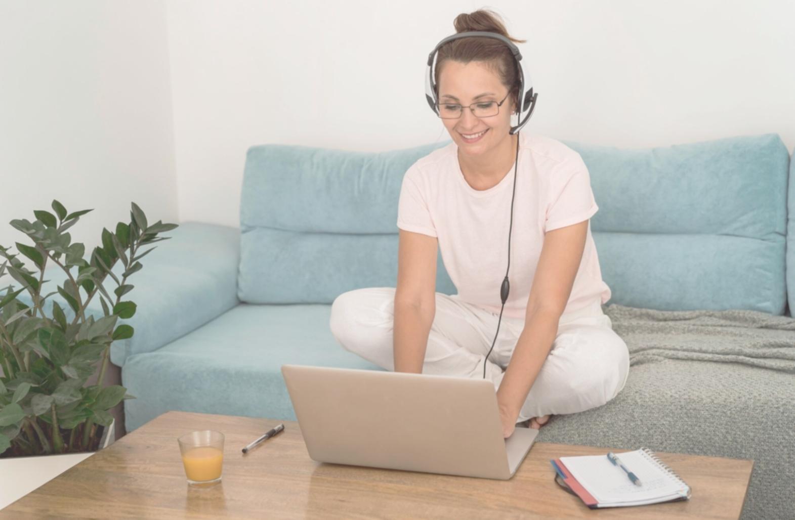 Análisis detallado de presupuesto de evento con documentación y calculadora