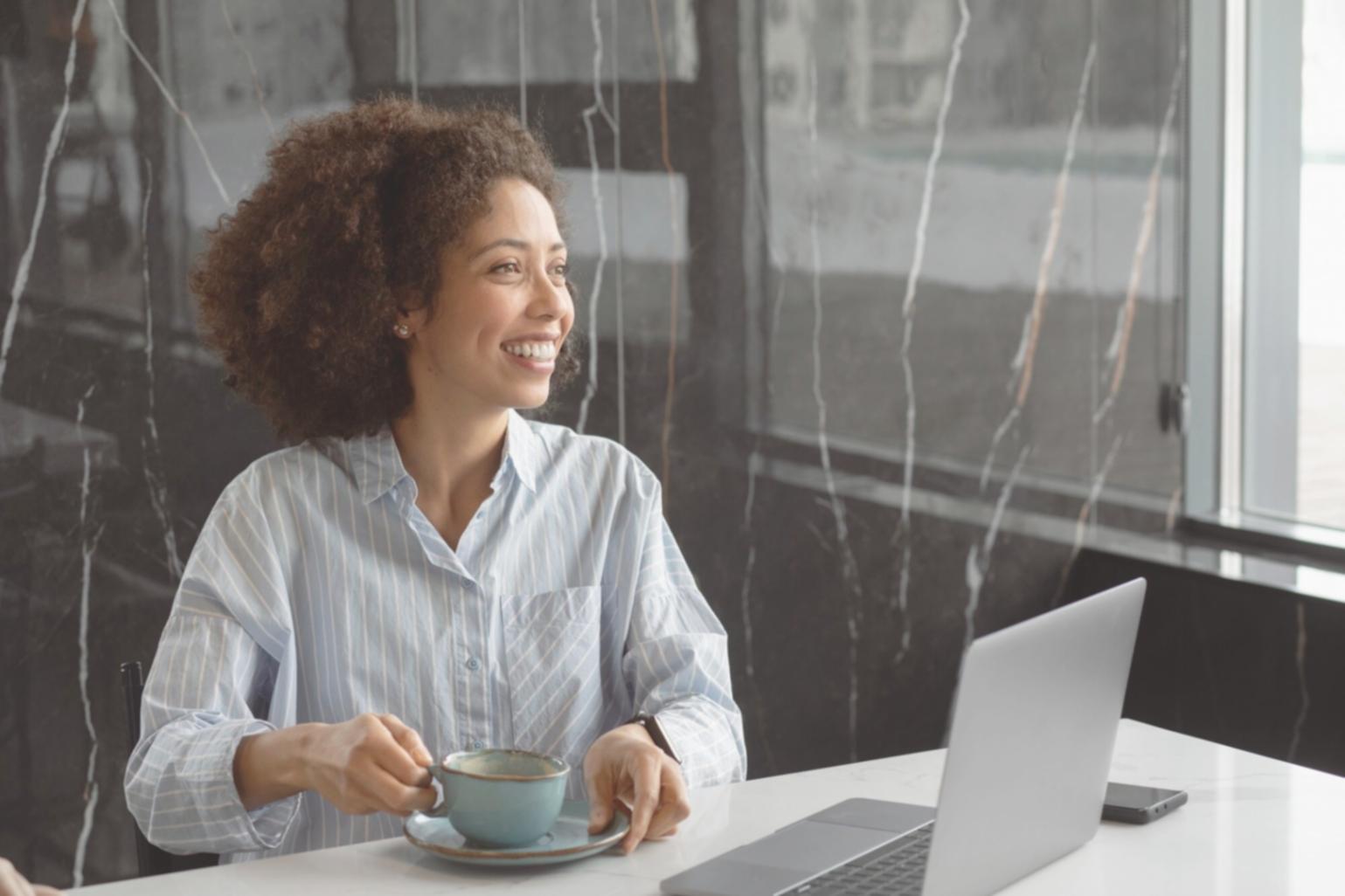 Sesión inicial de análisis de presupuesto con documentos y gráficos